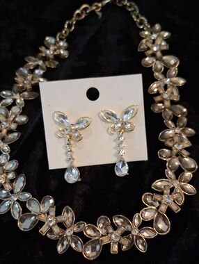 Anne Klein Gold-Tone Clear Chunky Crystal Daisey Collar W/ Drop Earrings